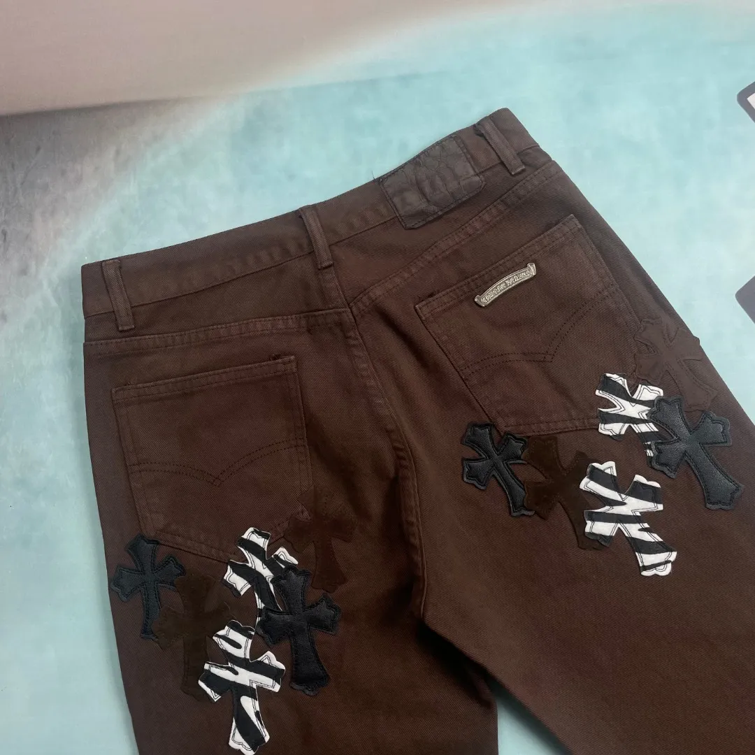 🅿️290 🔘Style No.-KL129 🔘Cro Xin𝐂𝐡𝐫𝐨𝐦𝐞 𝐇𝐞𝐚𝐫𝐭 Dark brown zebra patchwork cross patch leather washed jeans* In the fashion universe of Cro Xin, these pants are undoubtedly one of the most dazzling existences. The fabric is made of high-quality beaded canvas and has gone through a complicated and heavy washing process. This not only gives the fabric a richer texture, but also makes the upper body effect appear high-end. The unique texture and mellow touch complement each other, and the trousers are crisp and straight, showing a neat and capable cool temperament. From the perspective of shape shaping, the whole trousers use three-dimensional cutting technology and are precision-made based on ergonomic principles to fit the body curves in all directions, which not only ensures comfort when wearing, but also cleverly optimizes the leg lines at the visual level, highlighting excellent body proportions. Such an exquisite version design can be regarded as an industry model. Every detail reflects the brand’s ultimate pursuit of quality. The hardware accessories are all customized by ZP, with excellent quality and excellent durability, adding points to the overall texture of the pants. After being washed, the original thick beaded canvas has transformed into a soft and skin-friendly material with excellent breathability. It can bring you an all-day comfortable experience no matter when you wear it. The customized small leather label is exquisitely designed and cleverly integrated into the brand's DNA with an ingenious idea. The overall design of the pants adheres to a simple aesthetic, but every detail is polished to perfection, with exquisite workmanship. Every stitch is neatly and carefully arranged, demonstrating the superb production technology and meticulous ingenuity.  Size: S M L XL (28.30.32.34) Color: Brown